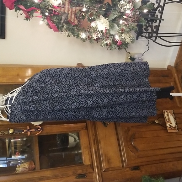 $5 ITEM. Blue and black pullover top NWT. MUST BUNDLE WITH OTHER ITEMS - Picture 5 of 8